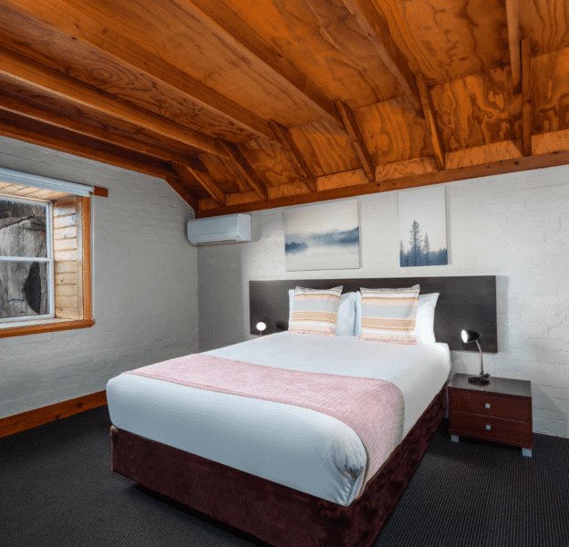 4-Bedroom Apartment with Queen bed & exterior window