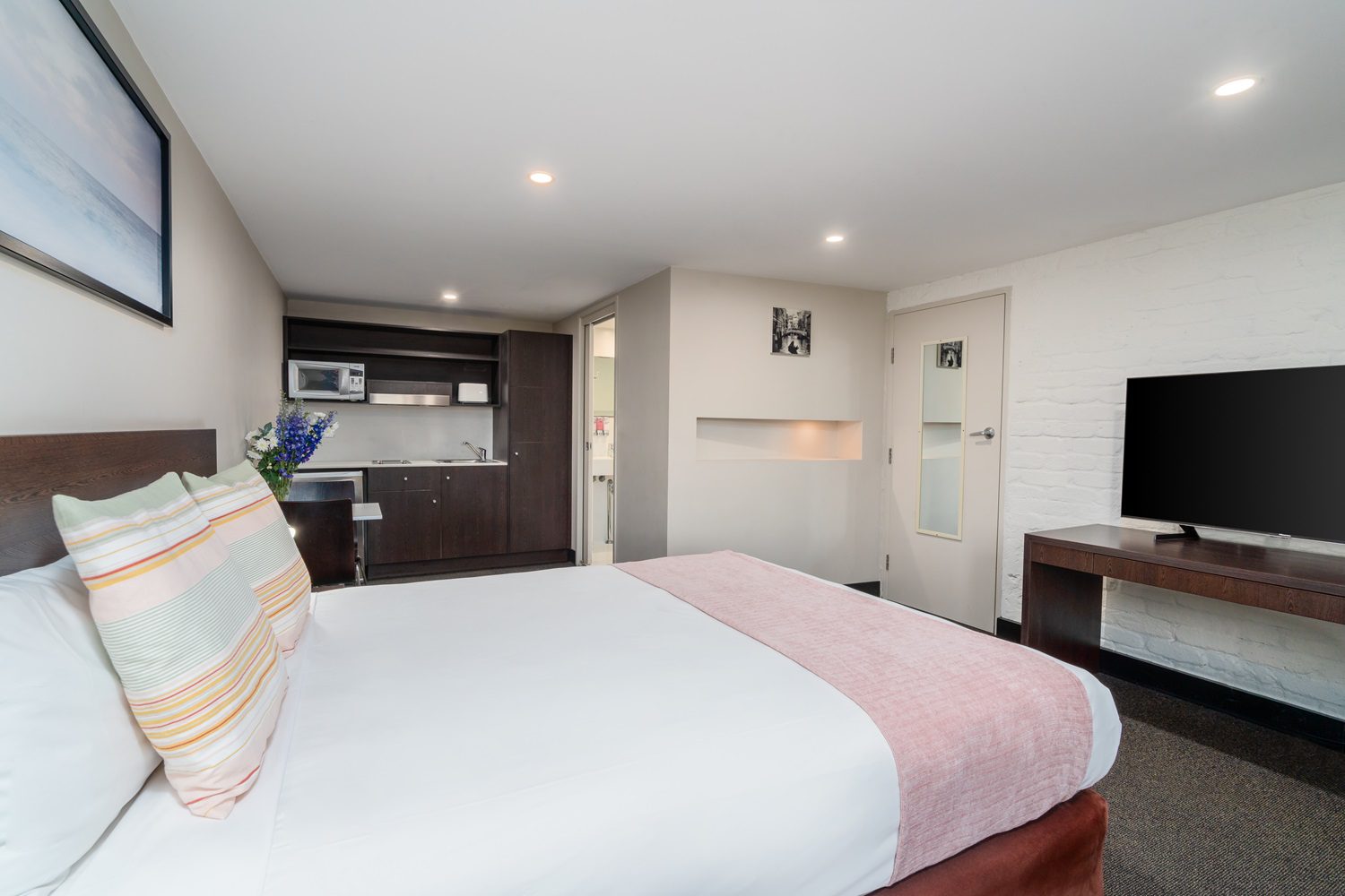 Standard Queen Room at Leisure Inn Penny Royal